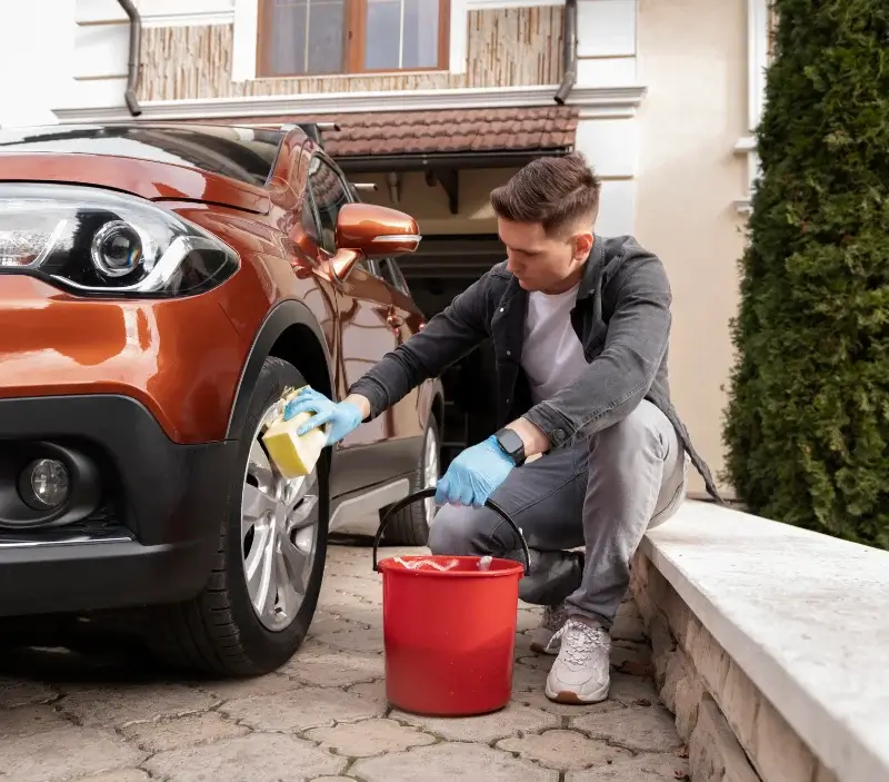 Lavage auto à domicile Yvignac-la-Tour : professionnel intervenant sur un véhicule